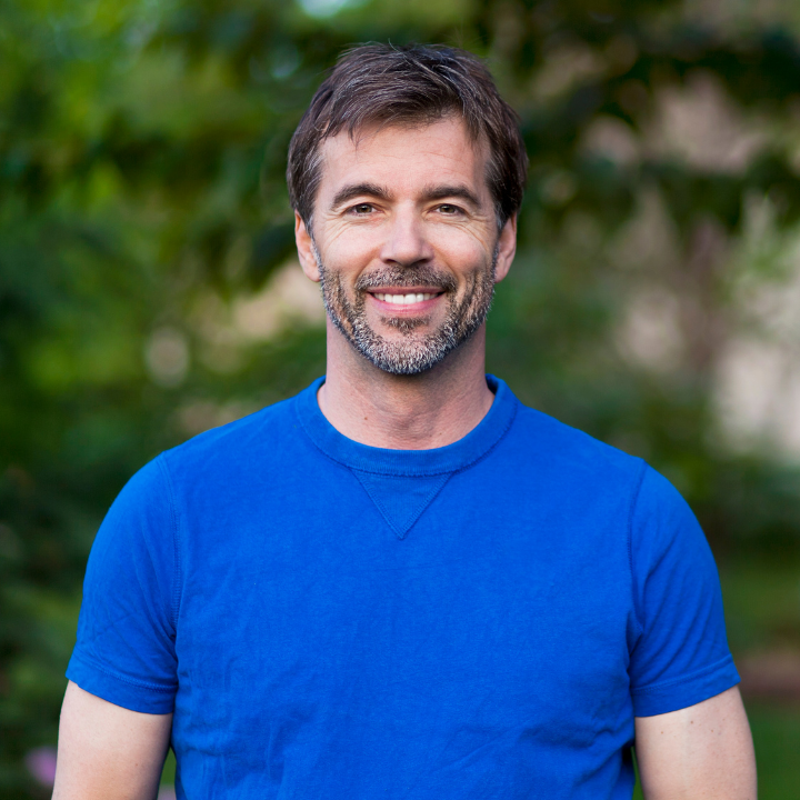 homem de camisa azul